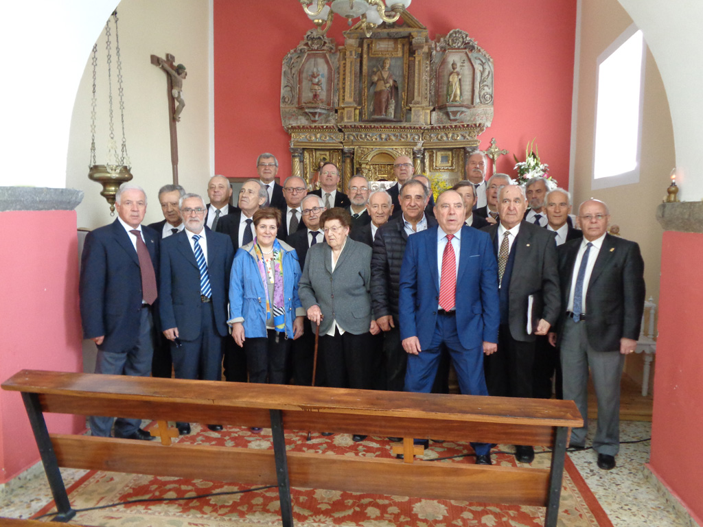 Foto en el altar con autoridades